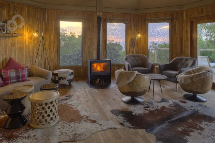 The Highlands Old Moti whisky bar