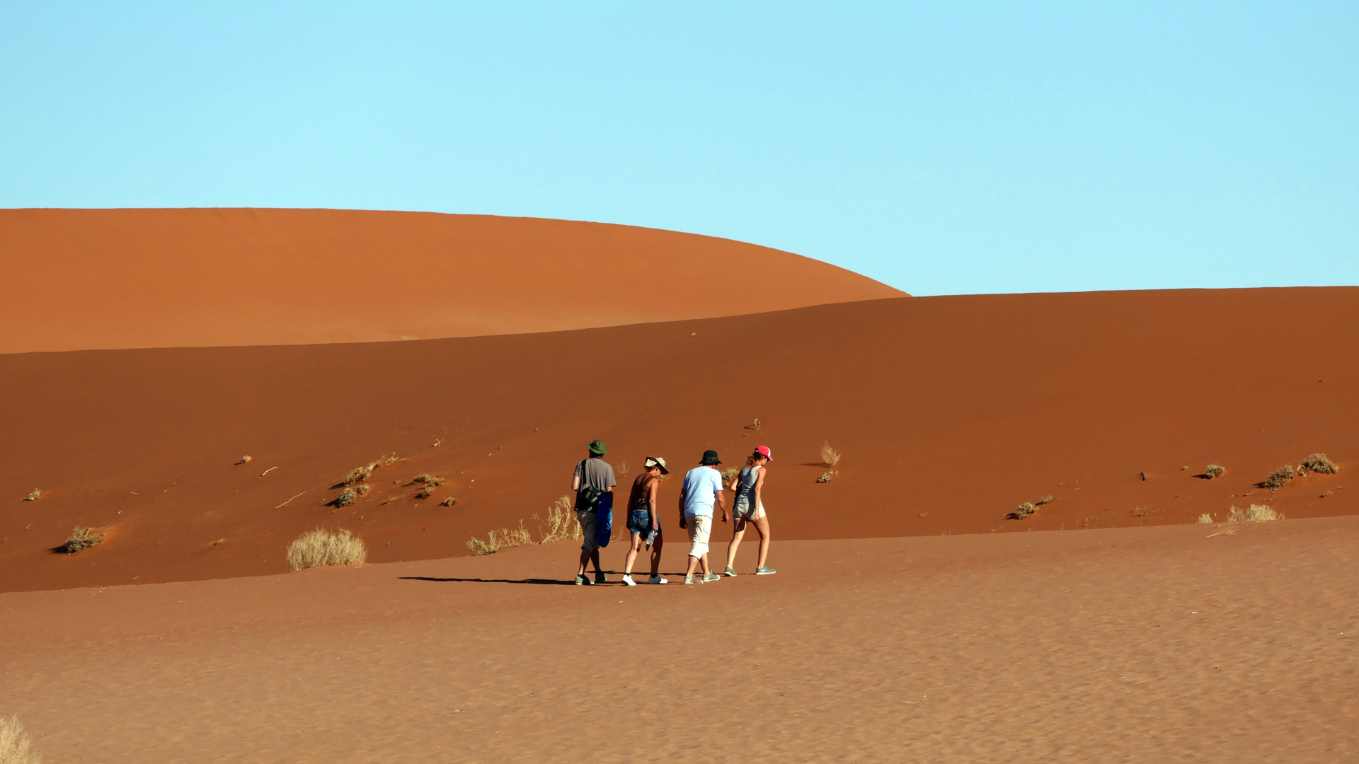 namibia-walking-Sossusvlei,-Namib-Desert,-Walking-SC_RS