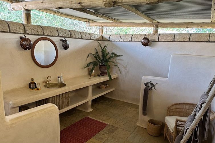 Karisia-Tumaren-Tent-bathroom-cc_KWS