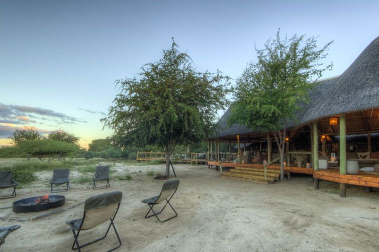 dinaka-Dinner-Outside2-c-kad