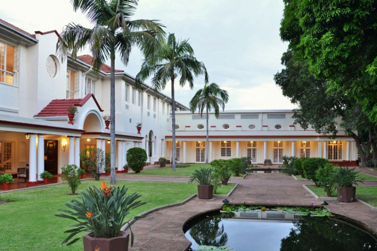 the-victoria-falls-hotel-garden
