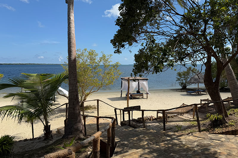 11 Pole Pole Bungalows beach