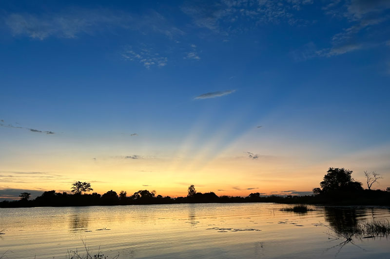 11 boat safari sunset okavango delta